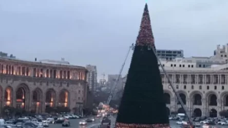 ԼՈՒՍԱՆԿԱՐ. Հանրապետության հրապարակի տոնածառի լույսերը վառվեցին