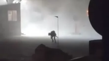 ՏԵՍԱՆՅՈՒԹ․ Մոլեգնող փոթորիկը պոկել է քաղաքի տոնածառը․ մարդիկ դրսում գրեթե չեն կարողանում քայլել