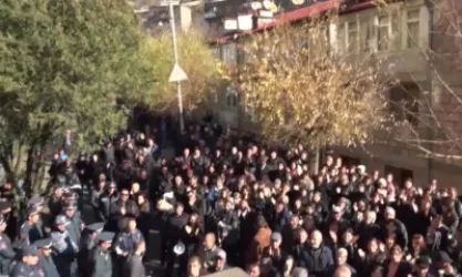 ՏԵՍԱՆՅՈՒԹ. «Դա-վա-ճա՛ն, դա-վա-ճա՛ն». Ալավերդցիները շրջափակել են համայնքապետարանի մուտքը