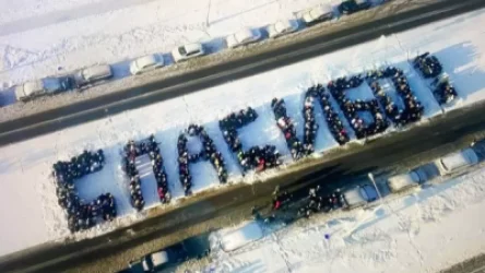 ԼՈՒՍԱՆԿԱՐ. Մարդիկ հավաքվել են քովիդ կենտրոնի պատուհանի տակ և ահա այսպես շնորհակալություն հայտնել բուժանձնակազմից