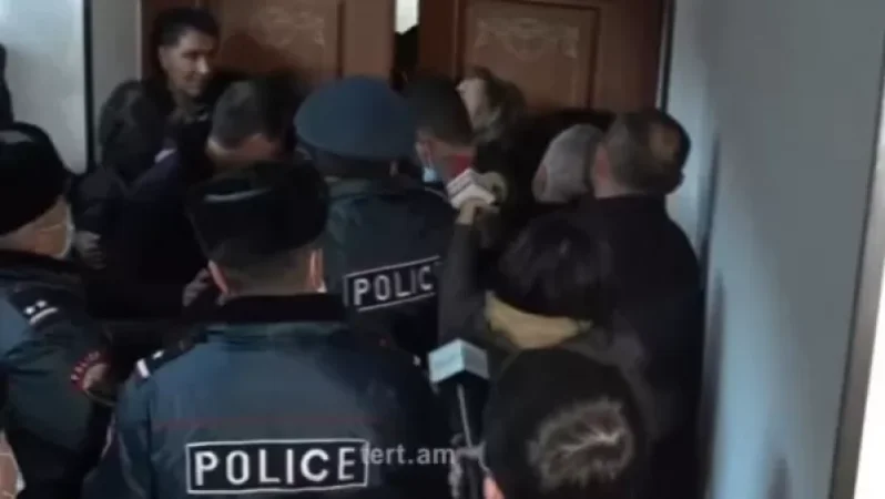 Վարդենիսի ավագանու ընդդիմադիր անդամները բերման ենթարկվեցին համայնքապետարանից