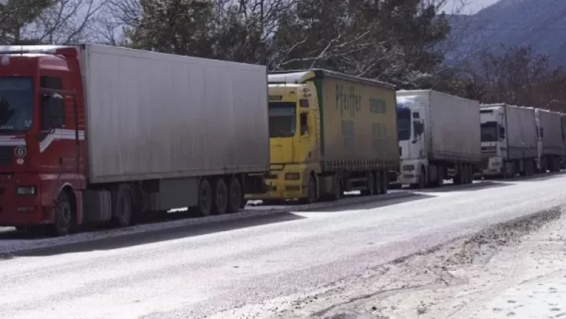 Մոտ 340 բեռնատար եղանակային վատ պայմանների պատճառով Վրաստանի ռազմական ճանապարհին են մնացել