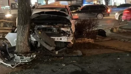 Բախվել են Ford Focus-ն ու Toyota Vitz-ը, Ford-ն էլ տապալել է խաչմերուկը կարգավորող լուսակիրը ու բախվել ծառին