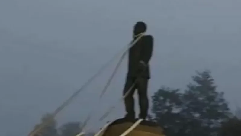 VIDEO: Protesters Attempt to Topple Nazarbayev Statue in Kazakhstan