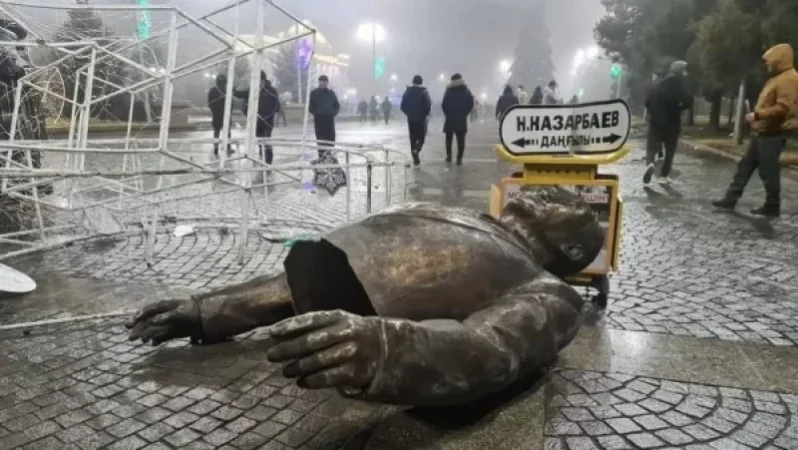 Ցուցարարները տապալել են Նազարբաևի արձանը