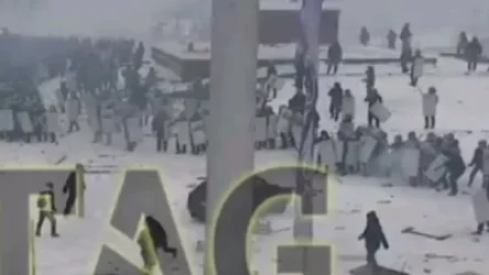 ՏԵՍԱՆՅՈՒԹ․ Փողոցի տեսախցիկները ֆրիքսել են, թե ցուցարարն ինչպես է մեքենայով հարվածում ոստիկանների խմբին