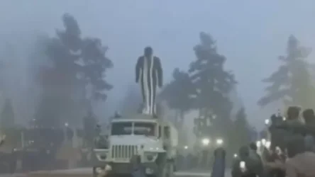 Նոր կադրեր. ինչպես են ցուցարարները ջարդուփշուր անում Նազարբաևի արձանը