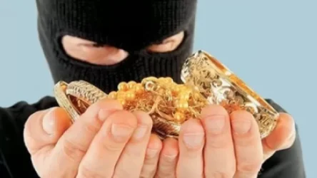 Բանկերից մեկի աշխատակցի տան պահարանից գումար և ոսկյա զարդեր են գողացել