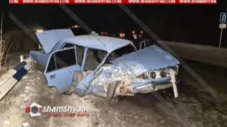 Ոստիկանության ծառայողը 07-ով բախվել է ճանապարհի թույլատրելի հատվածում կայանված Hyundai-ին, ապա երկաթե արգելապատնեշին. կա 1 զոհ, 1 վիրավոր