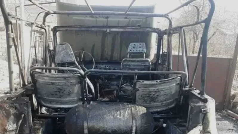 Էնքան բախտավոր ենք եղել, որ չի պայթել, աշակերտներն այդ հատվածով են գնում-գալիս. այրված «ՈւԱԶ»-ի տերը դեպքից մանրամասներ է պատմել