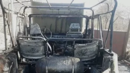 Էնքան բախտավոր ենք եղել, որ չի պայթել, աշակերտներն այդ հատվածով են գնում-գալիս. այրված «ՈւԱԶ»-ի տերը դեպքից մանրամասներ է պատմել