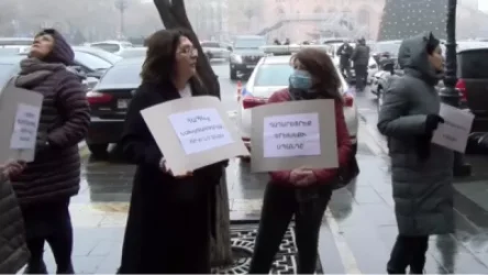 «Դադարեցրեք երեխեքի սպանդը, լուծեք մեր պաշտպանության հարցը կամ հեռացեք». բողոքի ակցիա` կառավարության շենքի մոտ