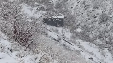 ՏԵՍԱՆՅՈՒԹ. Բեռնատարը գլորվել է ձորը. խոշոր վթար Երևան-Սևան ավտոճանապահին