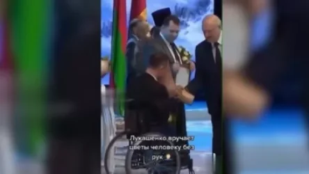 ՏԵՍԱՆՅՈՒԹ. Լուկաշենկոն փորձել է ծաղիկներ նվիրել կռնատ տղամարդուն՝ հայտնվելով անհարմար դրության մեջ