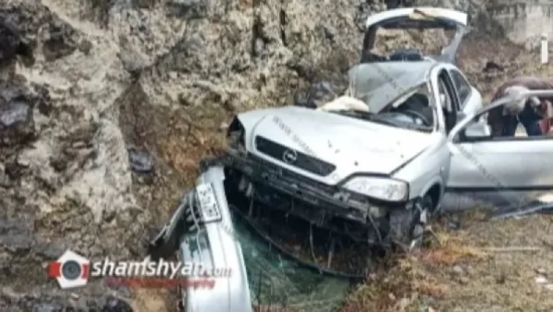 Քարաթափման հետևանքով հսկայական քարերը թափվել են ճանապարհով երթևեկող Opel-ի վրա