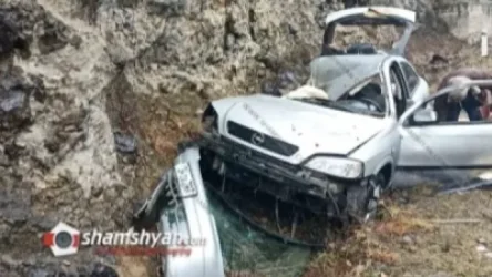 Քարաթափման հետևանքով հսկայական քարերը թափվել են ճանապարհով երթևեկող Opel-ի վրա