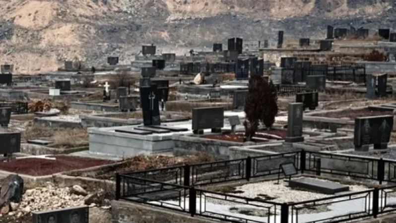 52-ամյա դպրոցի տնօրենը տղայի գերեզմանին ինքնասպանության փորձ է կատարել. բժիշկները պայքարում են նրա կյանքի համար