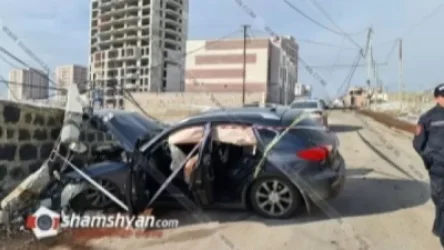 Infiniti-ն դուրս է եկել երթևեկելի գոտուց, տապալել բետոնե էլեկտրասյունը․ ավտովթար՝ Երևանում