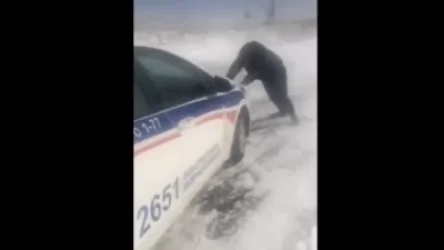 ՏԵՍԱՆՅՈՒԹ. Սյունիքում բուք է. ոստիկանության մեքենան արգելափակվել է ձյան մեջ