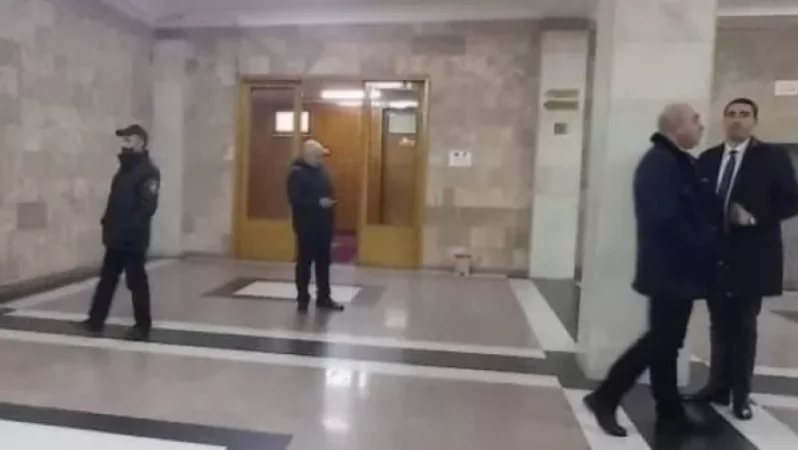 Սուրեն Պապիկյանն անվտանգության աշխատակիցների հետ արդեն ԵՊՀ-ում է