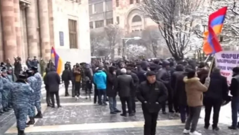 Փարաքարցիները կառավարության շենքի դիմաց են․ բողոքի են դուրս եկել