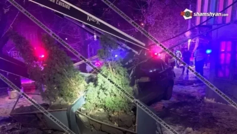 Կասկադյորական ավտովթար՝ Երևանում. մեքենան մխրճվել է սննդի կետի մեջ