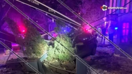 Կասկադյորական ավտովթար՝ Երևանում. մեքենան մխրճվել է սննդի կետի մեջ