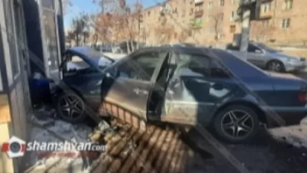 Դուրս է եկել երթևեկելի գոտուց, բախվել կրպակին․ ավտովթար՝ Երևանում