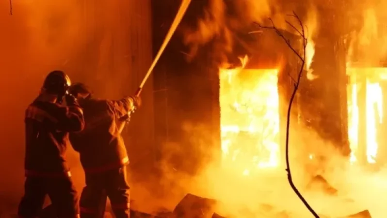 Եղվարդում երկհարկանի տուն է այրվել, դեպքի վայր է մեկնել հրշեջ-փրկարարների 4 մարտական հաշվարկ