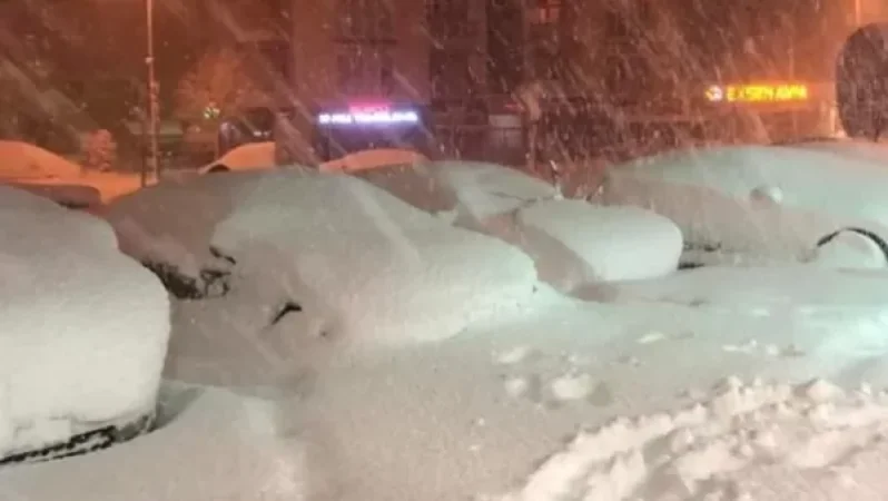 Ստամբուլում մեքենաները մնացել են հաստ ձյան շերտի տակ