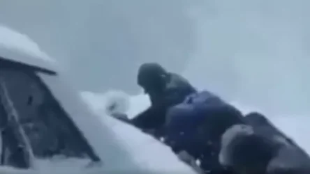 ՏԵՍԱՆՅՈՒԹ․ Ինչպես են Դաղստանում կանայք դուրս բերում լիճն ընկած մեքենան