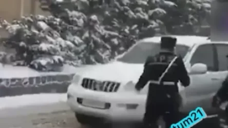 ՏԵՍԱՆՅՈՒԹ․ Համացանցը քննարկում է տեսակադրերը, որոնցում երևում է, թե ադրբեջանցիներն ինչպես են պայքարում ձյան դեմ