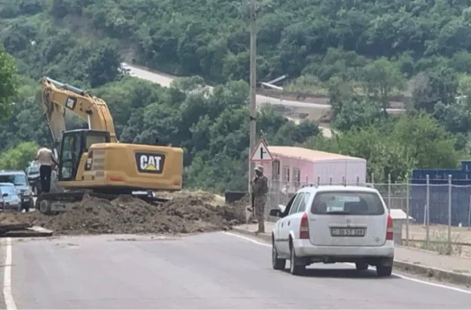 Կիրանցի արդեն փակված ճանապարհի լայնքով մոտ կես մետր բարձրությամբ պարիսպ է կառուցված. «Ազատություն»