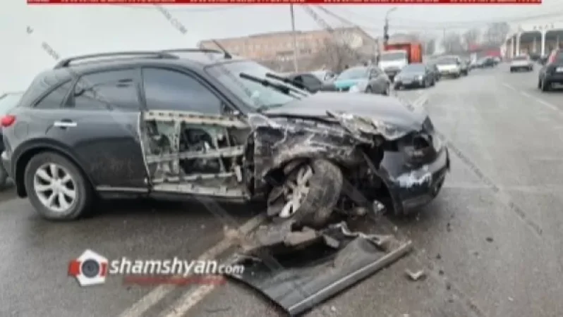 Երևանում բախվել են Infiniti-ն և կանչով հրդեհի վայր մեկնող հրշեջ ավտոմեքենան. կա վիրավոր