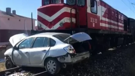 Մեքենան հայտնվել է գնացքի տակ. Թուրքիա