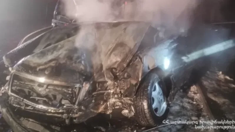 Գյումրիում մեքենա է այրվել. Mercedes-ը բախվել է պատին ու վառվել