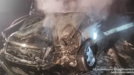Գյումրիում մեքենա է այրվել. Mercedes-ը բախվել է պատին ու վառվել