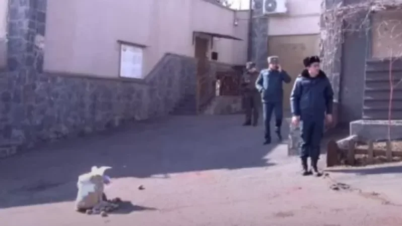 Քաղաքացիները Բելառուսի դեսպանատան առջև պարկով կարտոֆիլ և աղբ թողեցին