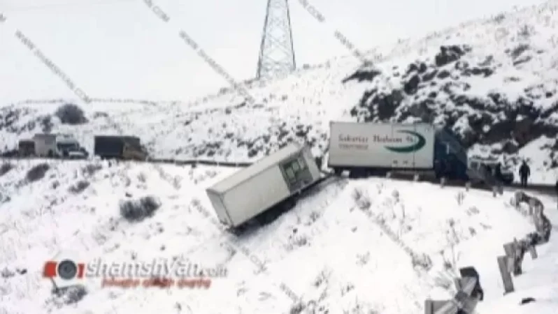 Արտակարգ իրավիճակ Սյունիքի մարզում. 3 տասնյակից ավելի մեքենաներ ճանշինի մեղքով մնացել են Ծղուկ գյուղի ճանապարհին. Shamshyan .com