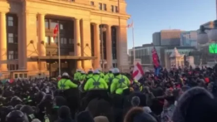 ՏԵՍԱՆՅՈՒԹ. Ցուցարարներից մեկը հեծանիվը շպրտել է ոստիկանների ձիերից մեկի վրա. Ոստիկանները մաքրում են Կանադայի կենտրոնը