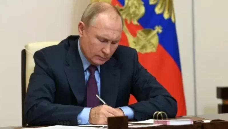 PHOTO: Vladimir Putin Signs Decree for Mobilization
