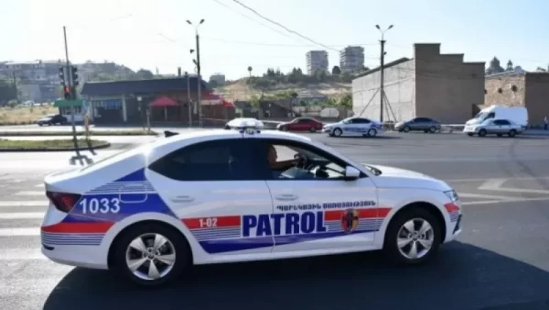 Քաղաքացին 3000 դրամ է գցել պարեկի ծառայողական մեքենայի նստատեղին