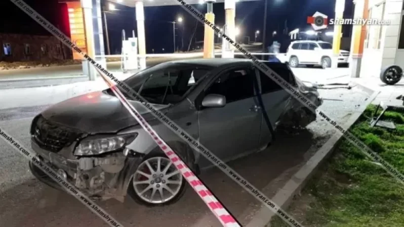 Կասկադյորական ավտովթար․ վարորդը Toyota-ով տապալել է բենզալցակայանի լիցքավորման սարքը և բախվել պատին