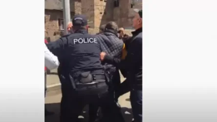 ՏԵՍԱՆՅՈՒԹ. Ես ձեզ ժամանակ էի տվել. ոստիկյանը ուժ է կիրառում Ալավերդում փողոց փակած ցուցարարի նկատմամբ