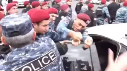 ՏԵՍԱՆՅՈՒԹ. Ոստիկանը բռունցքով հարվածներ է հասցնում ցուցարարի ձեռքին