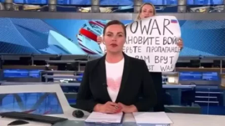 ՏԵՍԱՆՅՈՒԹ. Սկանդալ ռուսական Առաջին ալիքի ուղիղ եթերում. NOWAR պաստառով աղջիկը ներխուժել է լրատվական ստուդիա