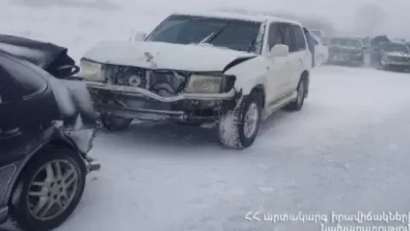 Ծաղկաձոր քաղաքի մոտ միմյանց են բախվել մոտ 17 ավտոմեքենա