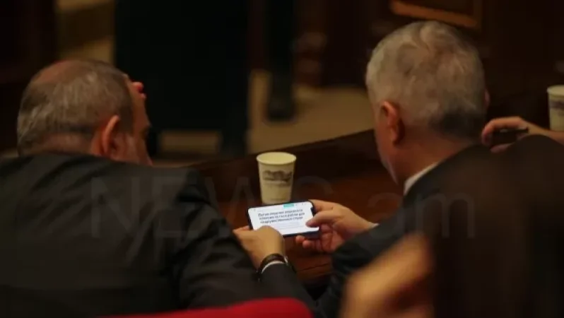 PHOTO: During the National Assembly session, the Deputy Prime Minister and Prime Minister monitored news about Russian gas transactions