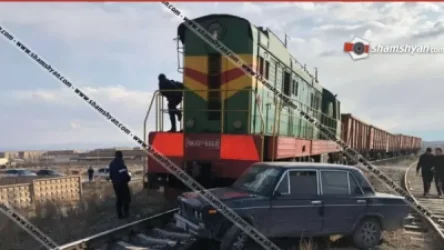 ԼՈՒՍԱՆԿԱՐՆԵՐ. Արտակարգ դեպք Արարատի մարզում․ բախվել են բեռնատար գնացքն ու 06-ը