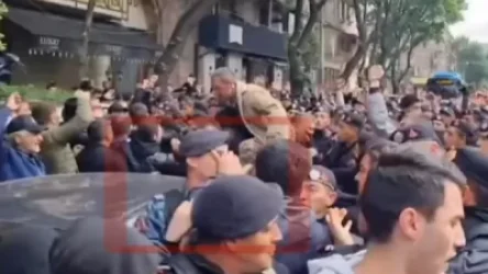 ՏԵՍԱՆՅՈՒԹ. Ցուցարարը ձեռքով հարվածում է ոստիկանության զորքերի ծառայողին. Իոաննիսյան